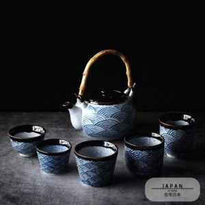 Théière japonaise Okada à vagues bleues avec quatre tasses assorties