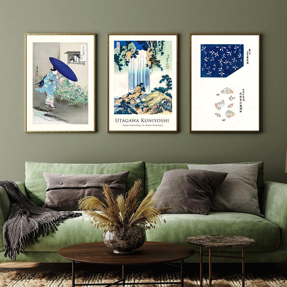 Trois affiches estampes ukiyo-e encadrées au-dessus d'un canapé vert