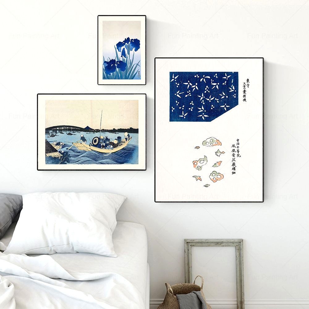 Trois affiches estampes ukiyo-e encadrées au-dessus d'un lit blanc