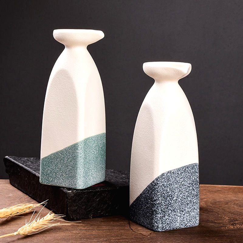 Deux carafes à saké Iwao côte à côte, base verte et base bleue