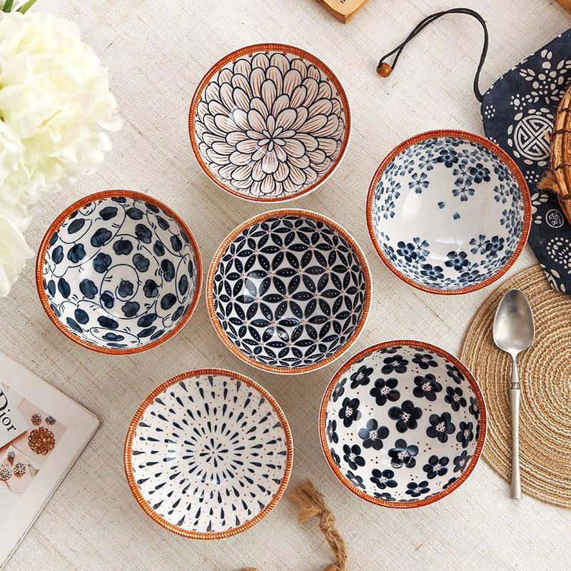 Six bols Tama à motifs bleus vus de dessus sur une table