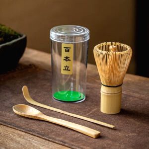Kit matcha avec fouet en bambou, cuillère et étui transparent sur une table