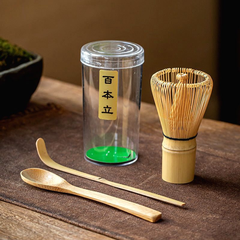 Kit matcha avec fouet en bambou, cuillère et étui transparent sur une table