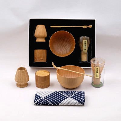 Coffret du kit matcha ouvert, accessoires en bambou rangés et posés devant