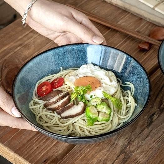 Bol à ramen Towada garni de nouilles, tomates et œuf, vue de dessus
