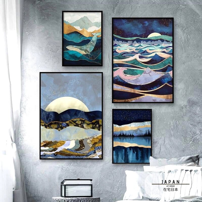 Quatre affiches Clair de lune sur la mer accrochées sur un mur gris