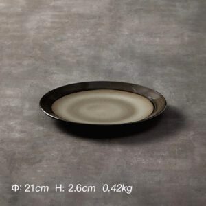 Petite assiette Prestige Senri à bord brun et centre crème, vue de biais avec dimensions inscrites