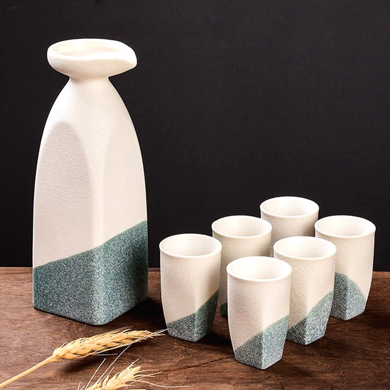 Carafe à saké Iwao blanc et vert avec ses tasses sur une table