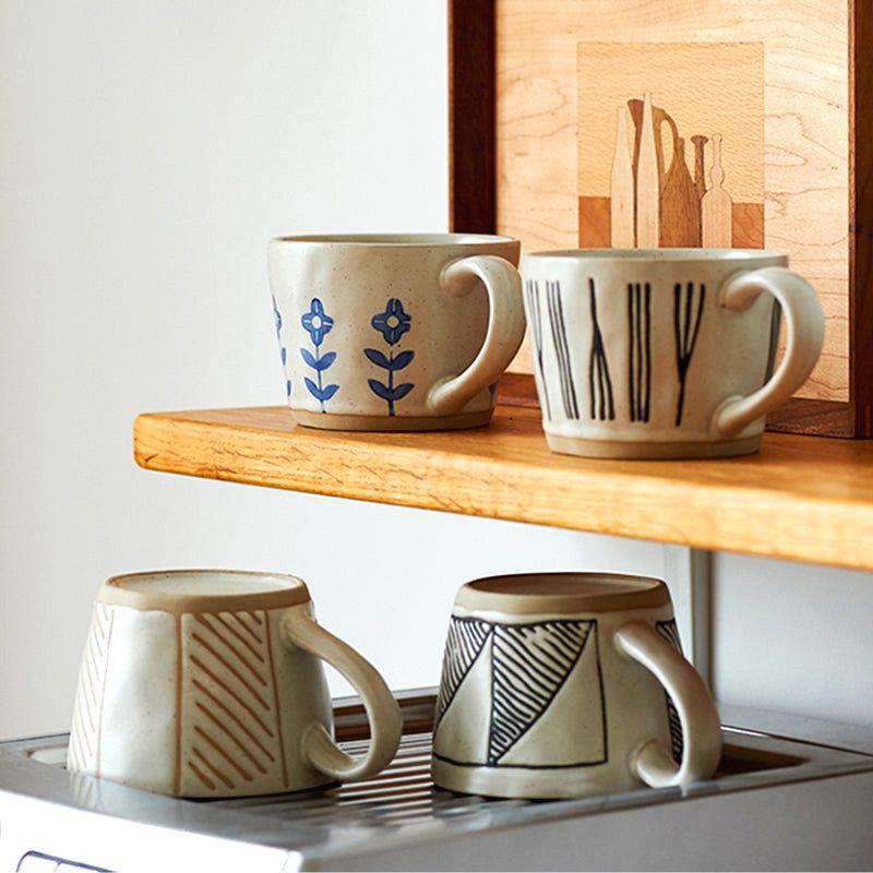 Quatre tasses Mieko posées sur une étagère en bois