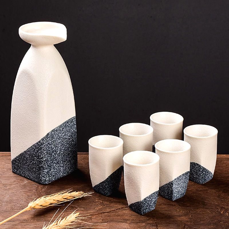 Carafe à saké Iwao blanc et bleu avec ses tasses sur une table