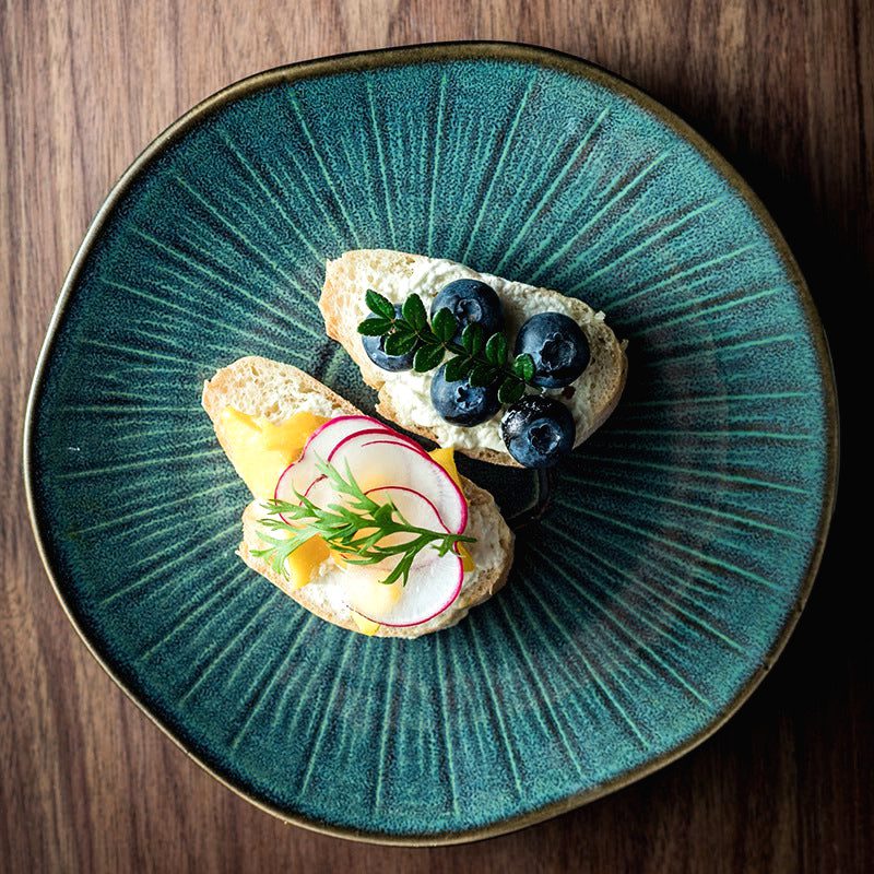Tartines aux myrtilles servies sur l'assiette japonaise Nikkō verte, gros plan sur bois