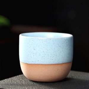 Tasse Niji en grès bleu à base brute, de face