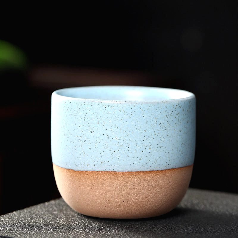 Tasse Niji en grès bleu à base brute, de face