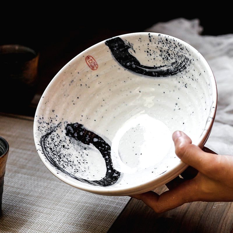 Bol à ramen Tsukuda blanc tenu en main, vue de l'intérieur aux traits bleus