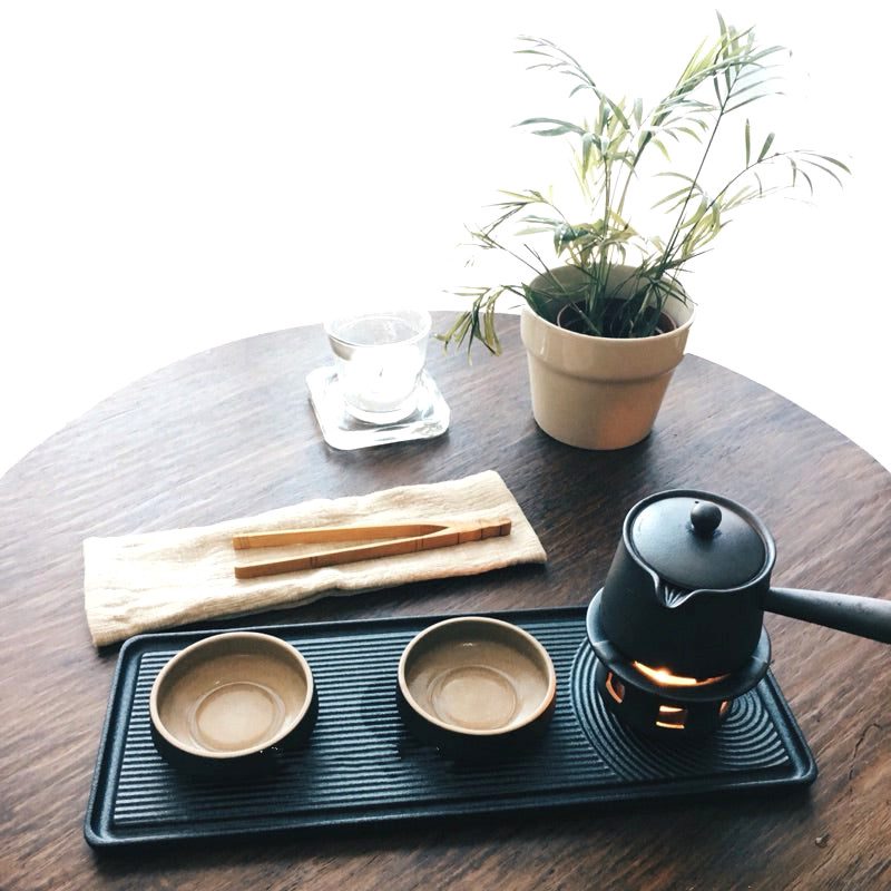 Service à thé Tsumagoi avec théière sur son réchaud, sur une table ronde