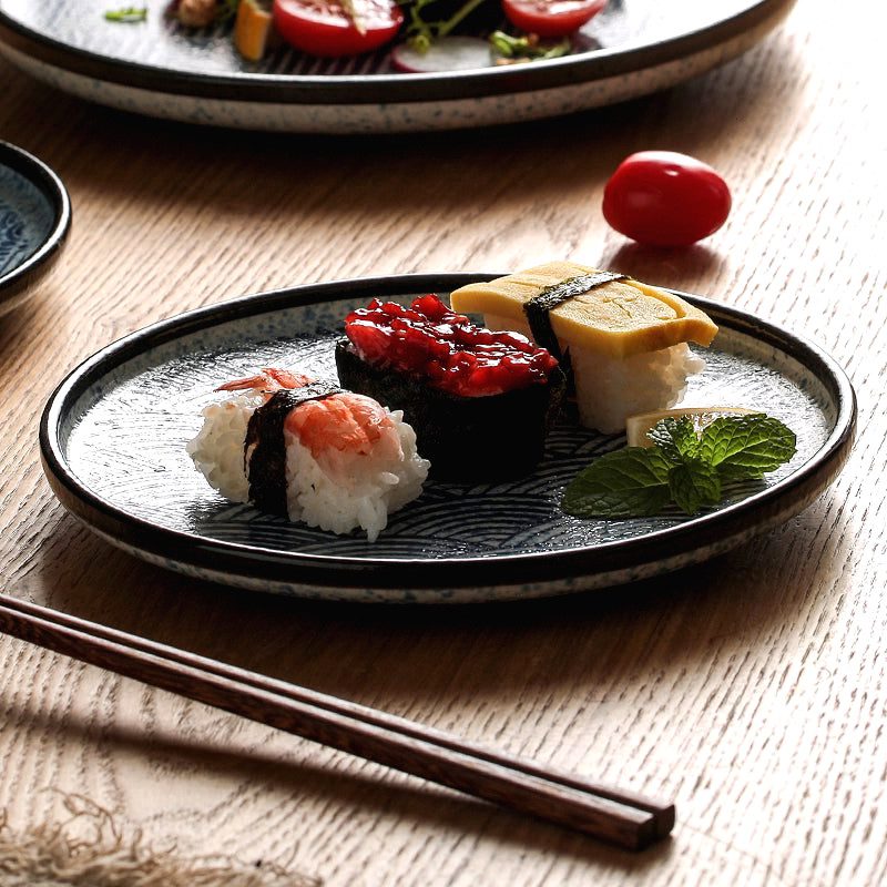 Gros plan sur des sushis servis dans l'assiette japonaise Seigaiha à motif de vagues