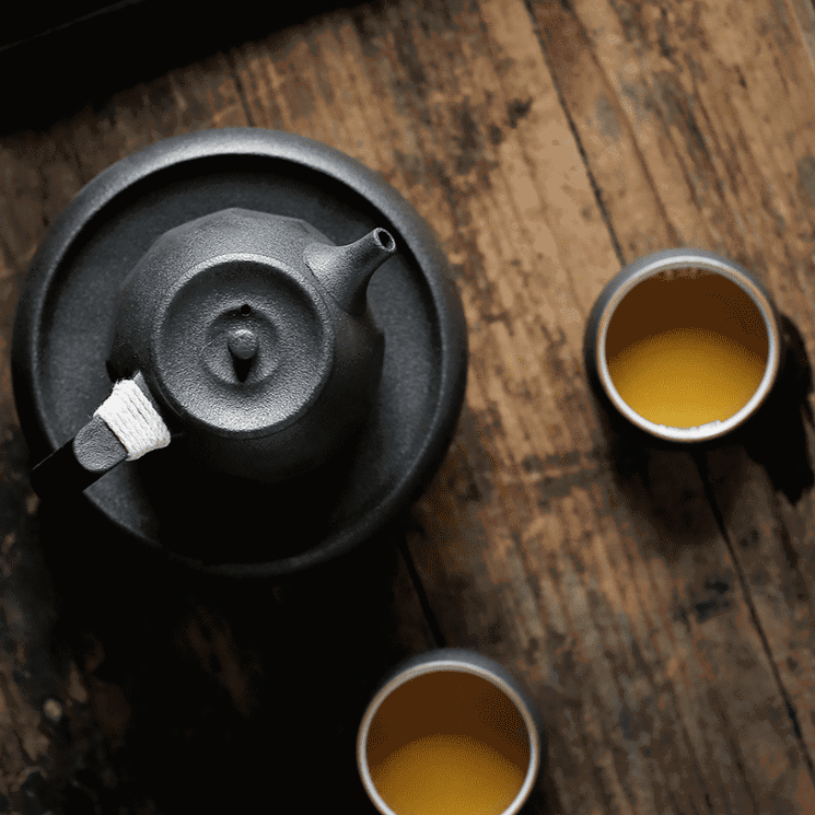 Service à thé Fukui vu de dessus, théière sur son plateau et tasses de thé