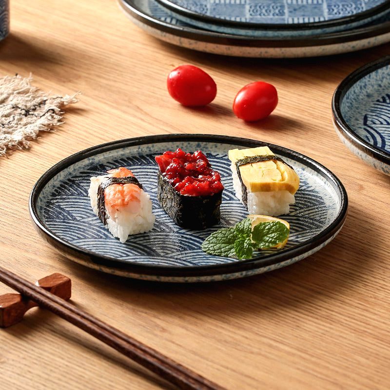 Assiette japonaise Seigaiha à motif de vagues garnie de trois sushis avec baguettes