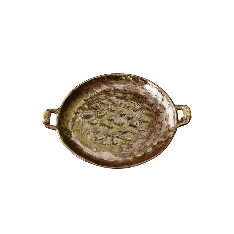 Assiette créative Hiroya brun et vert à deux anses, vue de trois quarts sur fond blanc