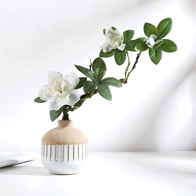 Vase japonais Shizuka rayé à col sable avec une branche de fleurs blanches