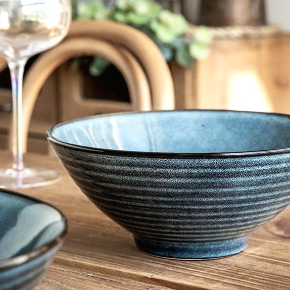 Bol à ramen Towada bleu de profil près d'un verre à pied