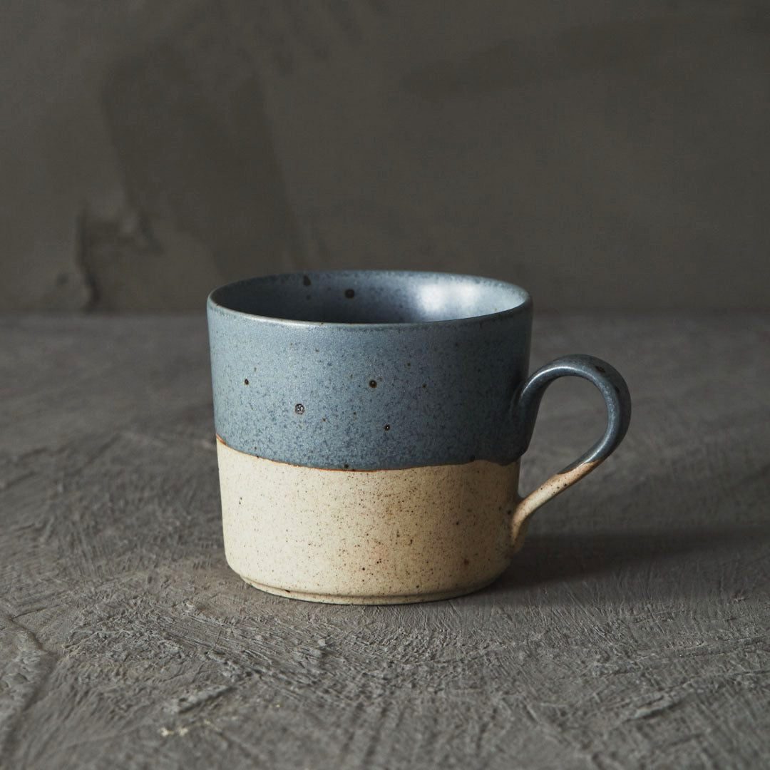 Tasse Tsuchi bleue à anse et base brute, de face