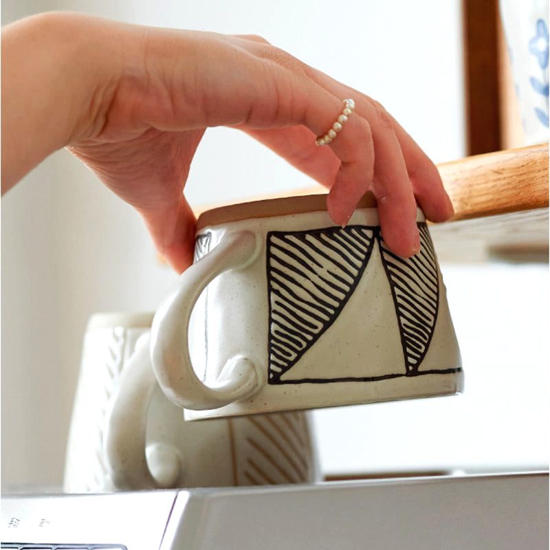 Tasse Mieko à triangles saisie par une main