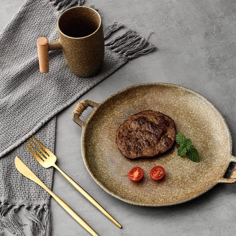 Assiette créative Hiroya beige à anses garnie d'un steak et de tomates cerises