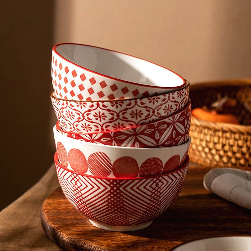 Bols à riz Shogo à motifs rouges empilés, vue rapprochée