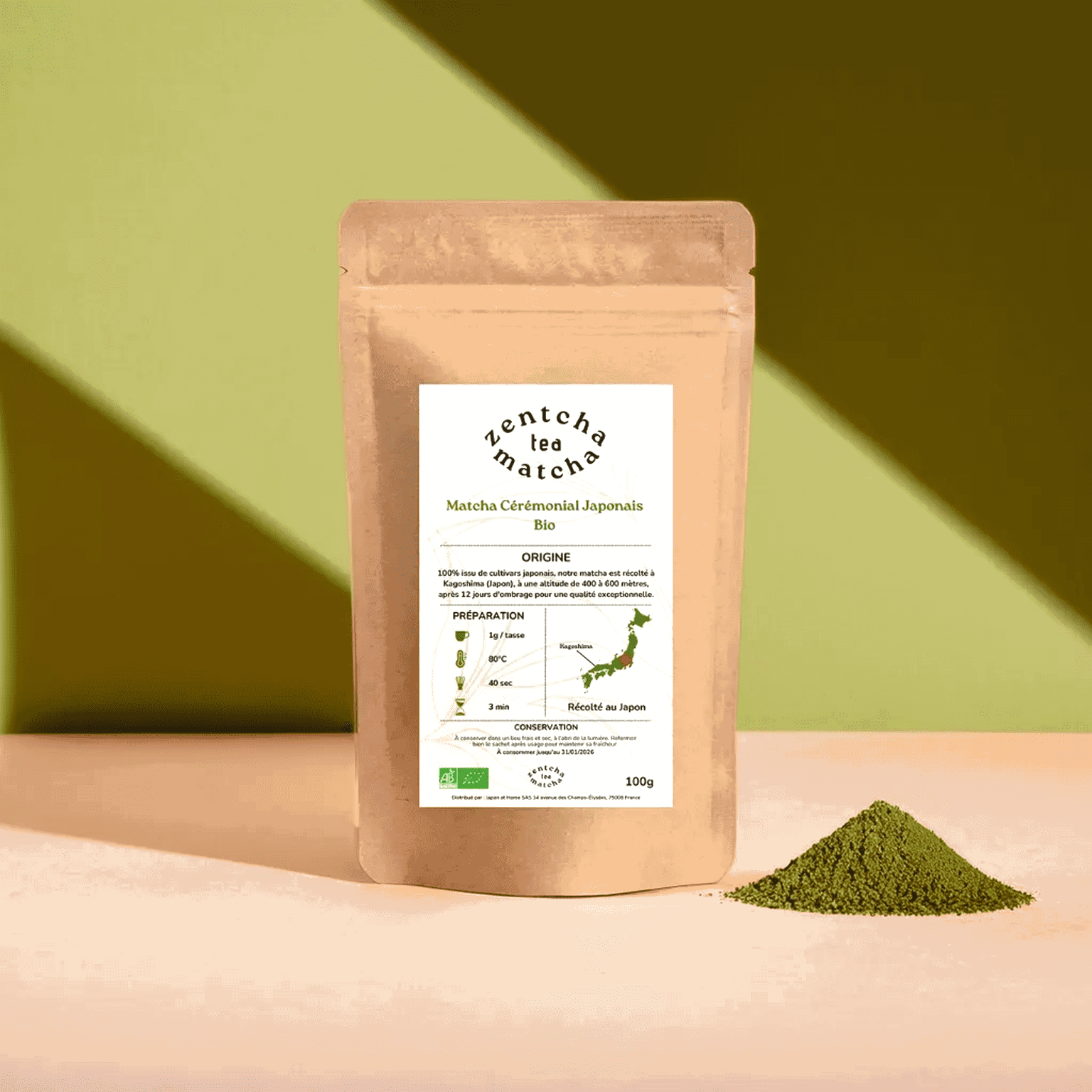 Sachet de matcha posé sur fond vert et beige à côté d'un petit tas de poudre