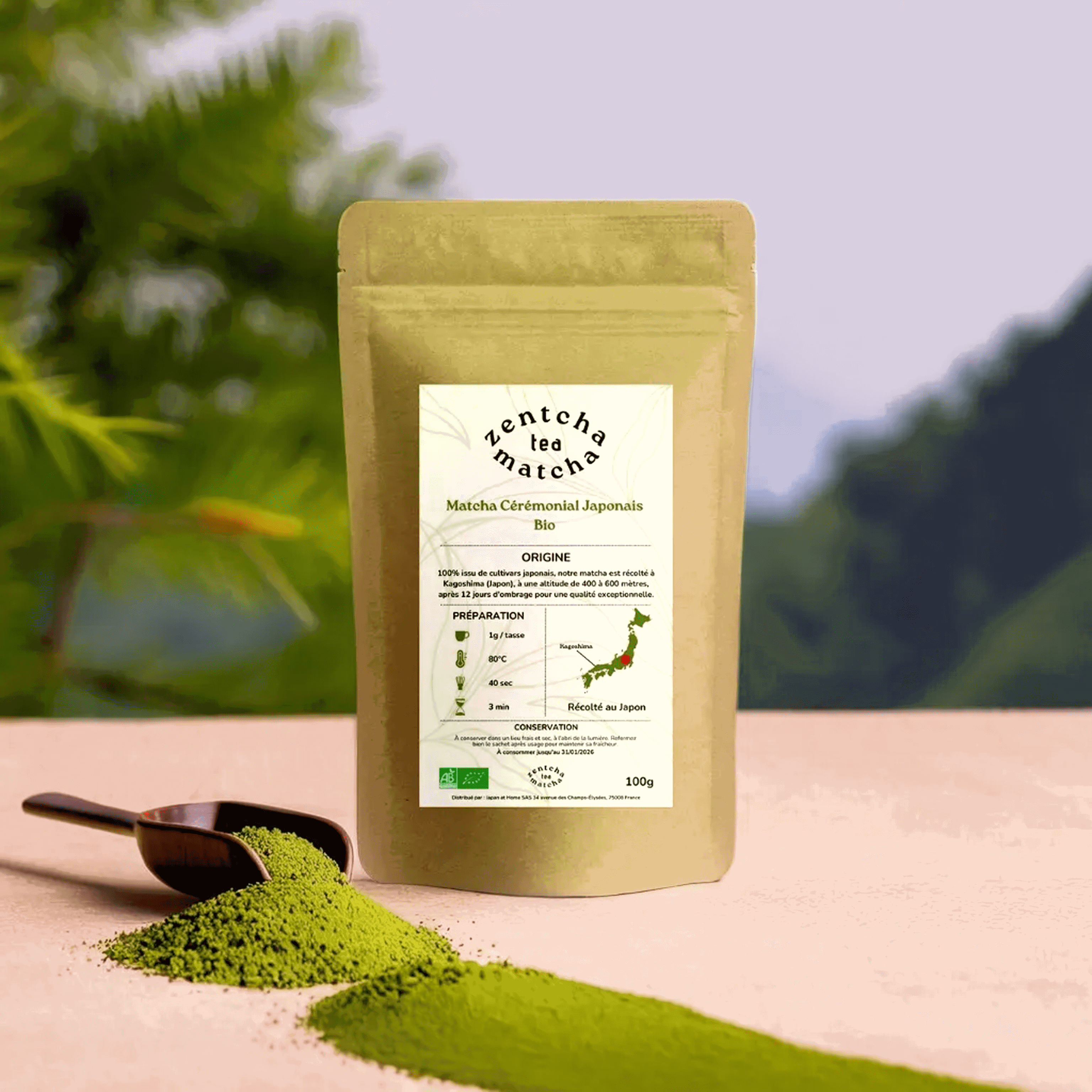 Sachet de matcha en extérieur avec une cuillère et de la poudre renversée