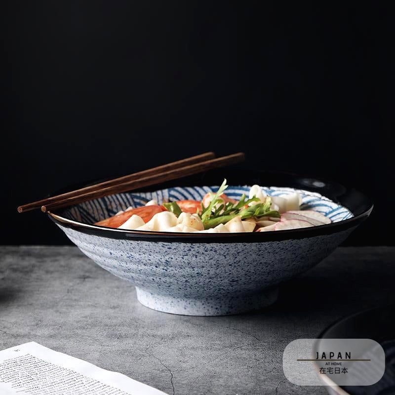 Bol Isa rempli de ramen, baguettes posées sur le bord