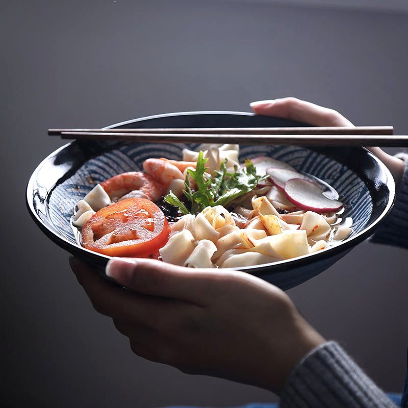 Bol Isa vu de dessus avec tomates et nouilles, baguettes en travers