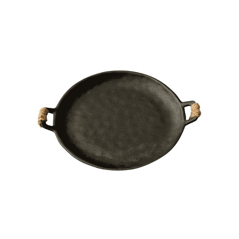 Assiette créative Hiroya noire à deux anses, vue de trois quarts sur fond blanc