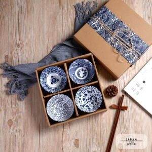Coffret de quatre bols Niikura bleu et blanc ouvert sur une table en bois