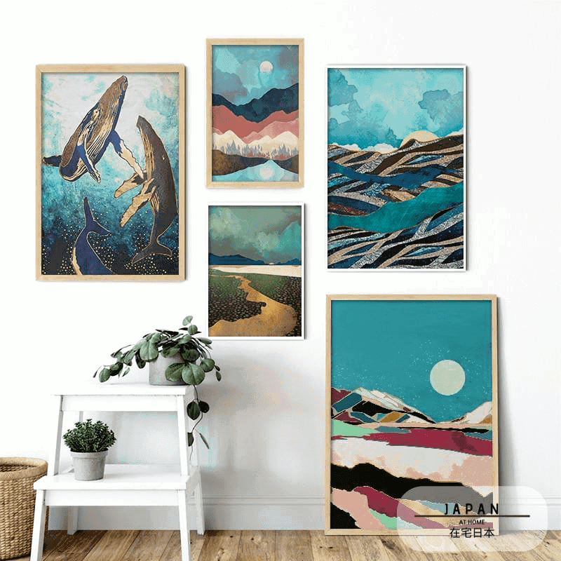 Composition de cinq affiches Terre et mer au mur, au-dessus d'un tabouret