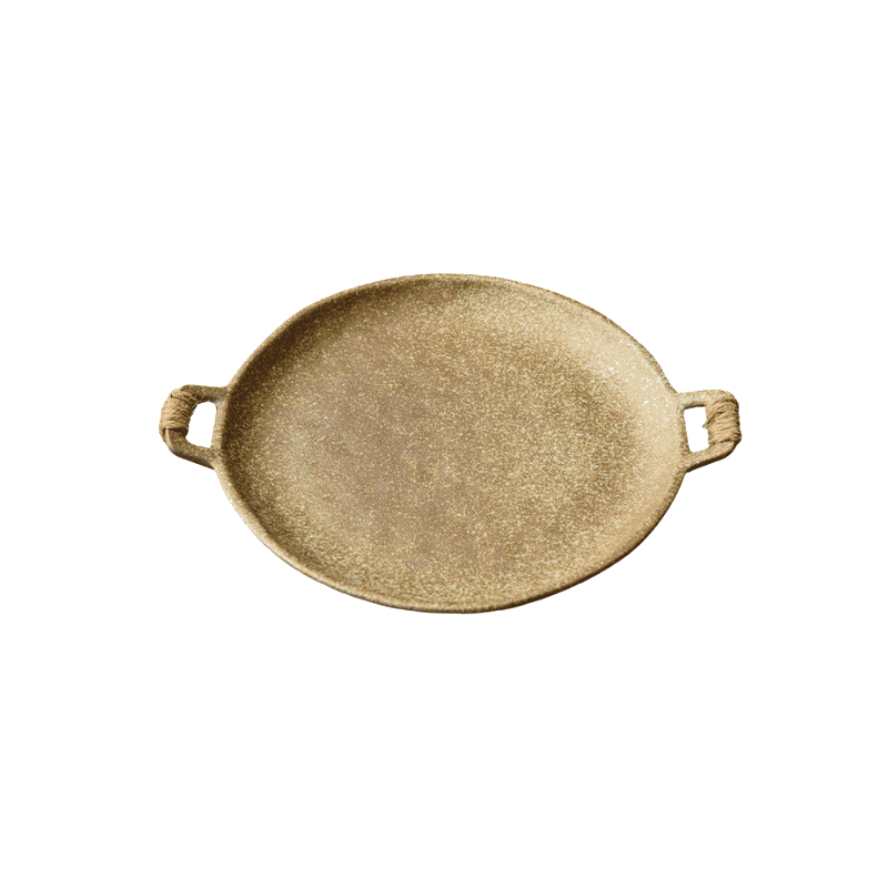 Assiette créative Hiroya beige à deux anses, vue de trois quarts sur fond blanc