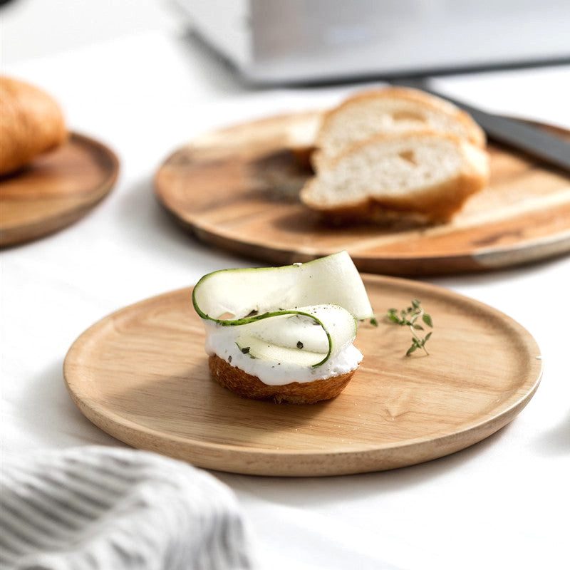 Plateaux Giichi garnis de pain et de tartines, vue de près